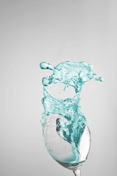 潑水