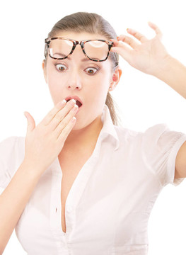 戴眼鏡的年輕女人很驚訝