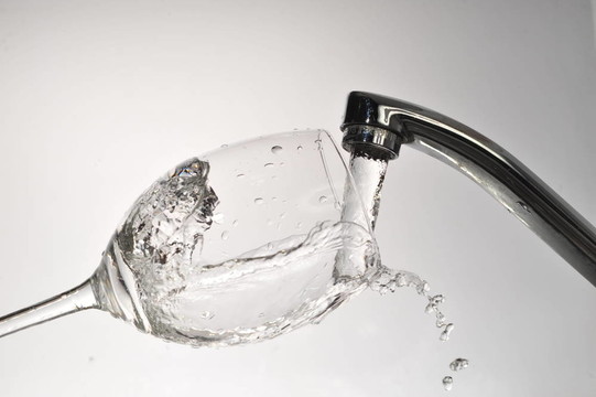 水從水龍頭
