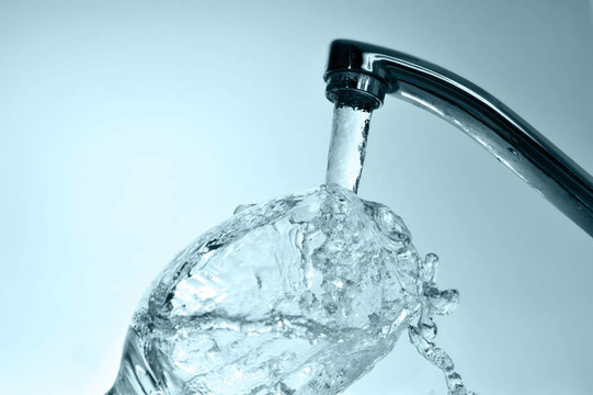 水從水龍頭