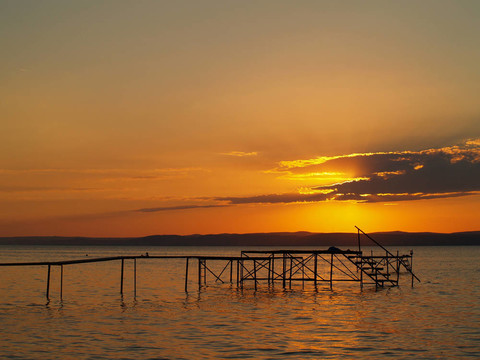 日落中的Balaton碼頭