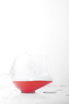 液體在酒杯