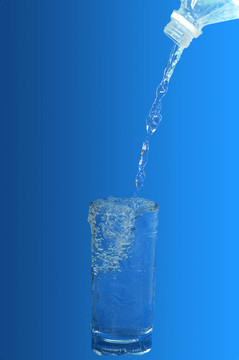 從瓶子里流出的水