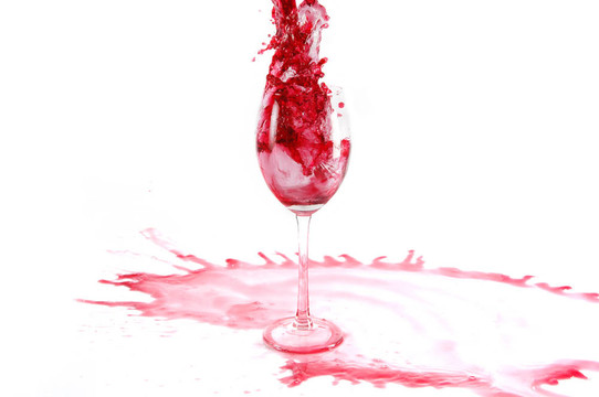 將酒倒入玻璃杯