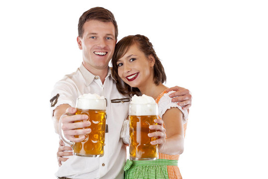 年輕的男人和女人拿著啤酒杯緊身裙