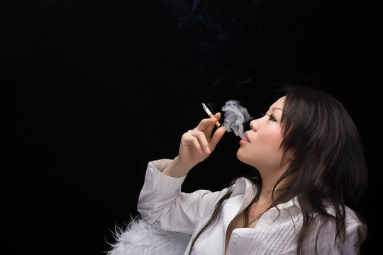 亞洲女性吸煙