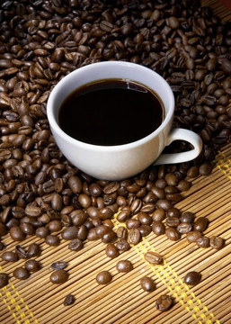 有烤咖啡豆的咖啡杯