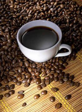 有烤咖啡豆的咖啡杯