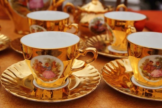 古代黃金陶瓷杯咖啡或茶