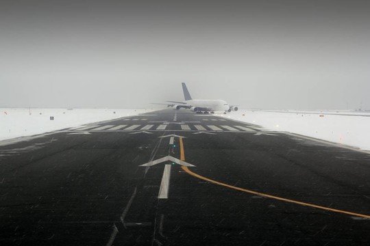 飛機機翼飛機降落在冰雪冬季跑道
