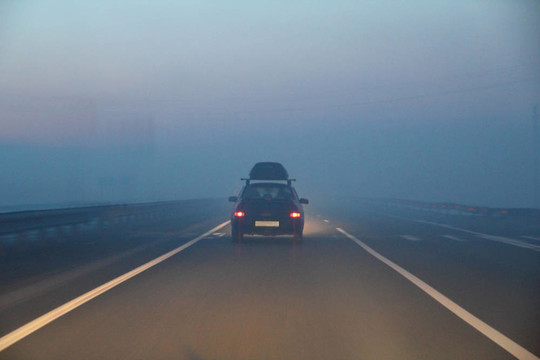 在霧中移動的道路上的車