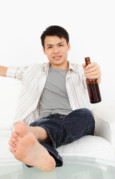 男子用啤酒看電視