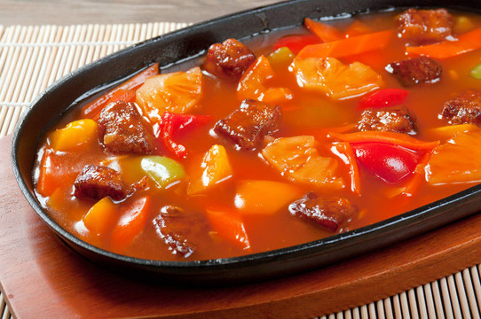 用酸甜醬豬肉；