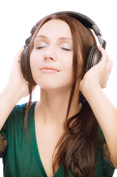 可愛(ài)的微笑女孩盲目地在耳邊打電話