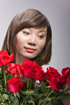 美麗的中國(guó)女人和紅玫瑰