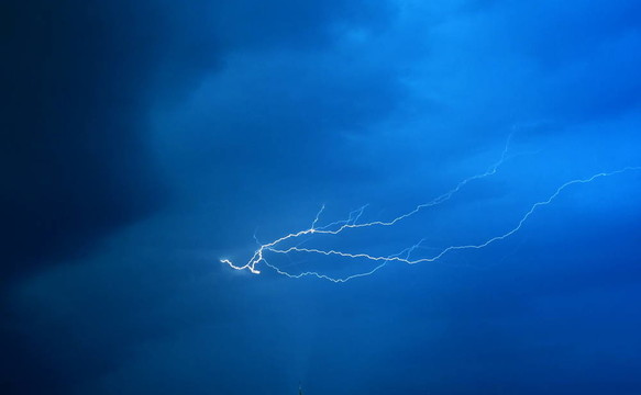 閃電般的天空