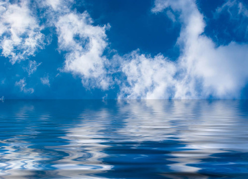 天空；大海和云