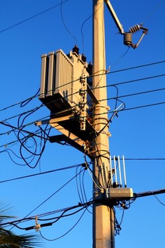 燈桿配電變壓器亂電線