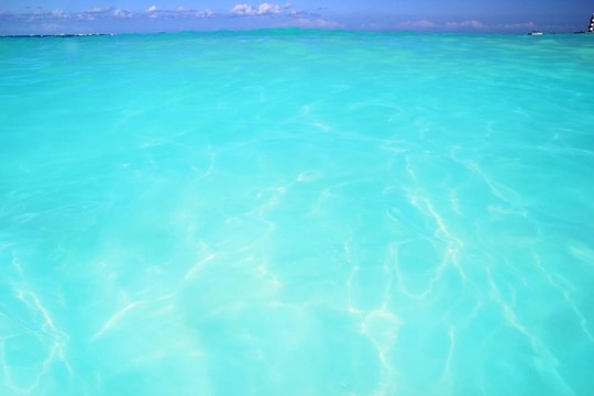 加勒比波浪綠松石水高地平線
