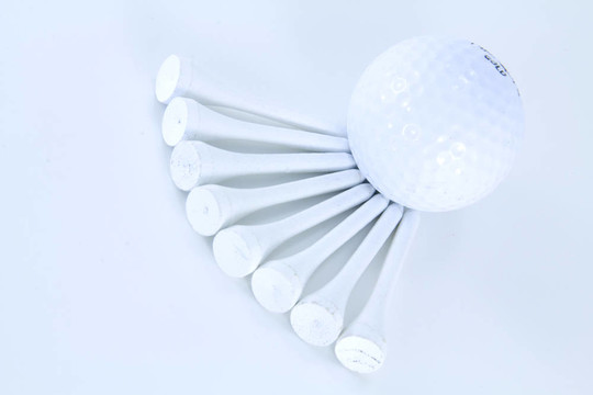 Golf Ball和幾個(gè)白色的T恤