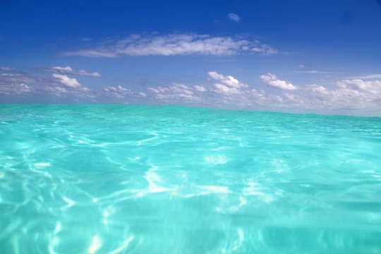 藍(lán)色加勒比海水波地平線