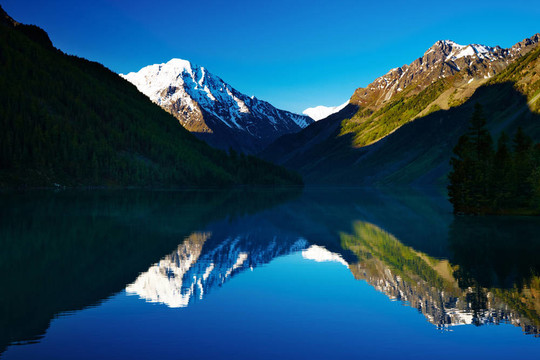 山上的湖