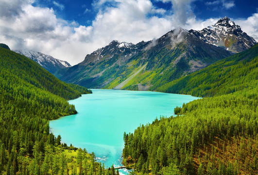 山上的湖