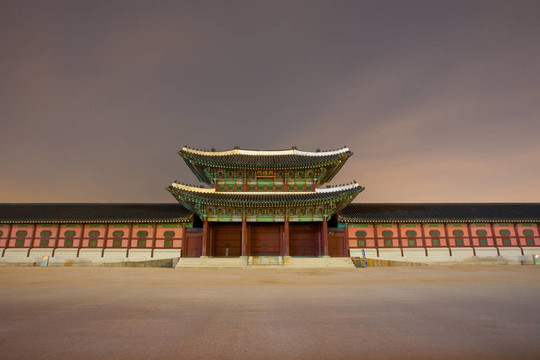 進(jìn)入大門(mén)景福宮夜晚頭上