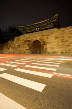 傾斜的gyeonbokgung東門燈