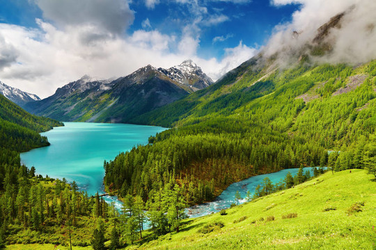 山上的湖