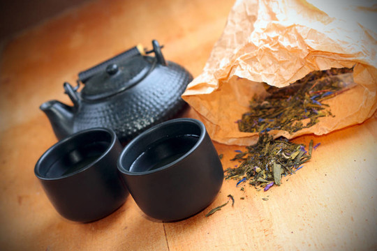 亞洲茶具上桌；特寫。