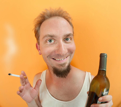 男子與酒精和香煙