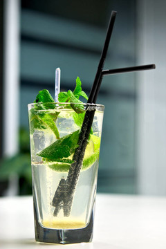 一個(gè)室內(nèi)咖啡館背景的mojito雞尾酒杯