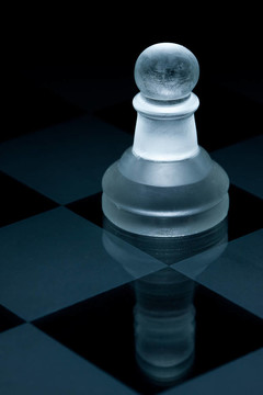 微距拍攝的玻璃象棋棋子對黑背景