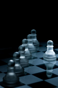 微距拍攝的玻璃棋子對黑色背景