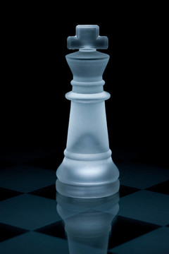 微距拍攝的玻璃象棋王對抗黑背景
