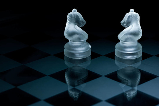 微距拍攝的玻璃棋子對黑色背景