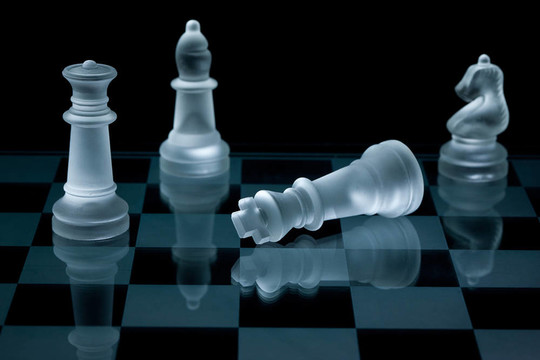 微距拍攝的玻璃棋子對(duì)黑色背景