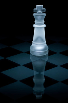 微距拍攝的玻璃象棋王對(duì)抗黑背景