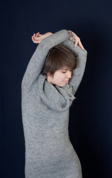 穿灰色衣服的女孩
