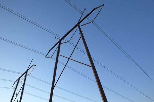 藍(lán)色天空中的電源線