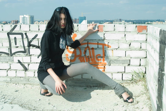 屋頂上的年輕女人