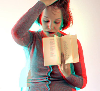 拿著書的女人