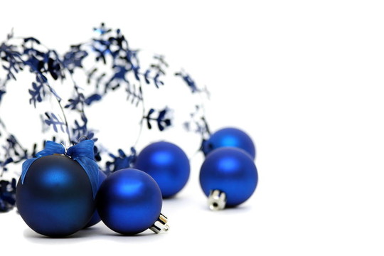 白色背景上的藍(lán)色圣誕球。