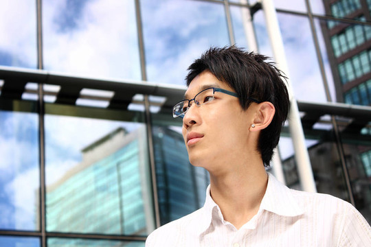 亞洲青年；英俊的商人在辦公樓