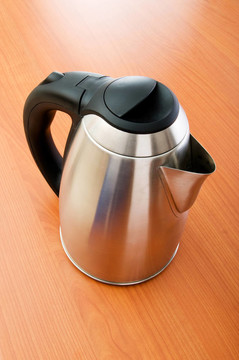 木桌上的閃亮茶壺