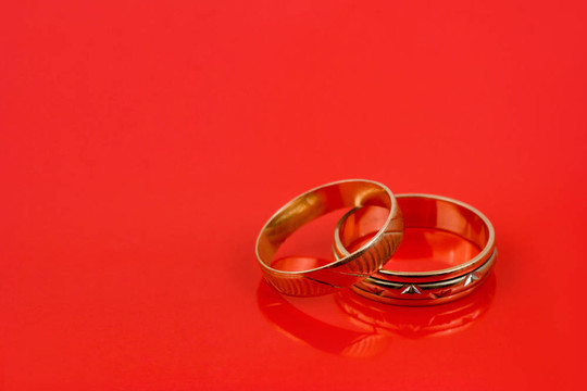 紅色的結(jié)婚戒指