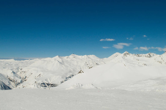在冬天的雪下的高山