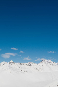 在冬天的雪下的高山