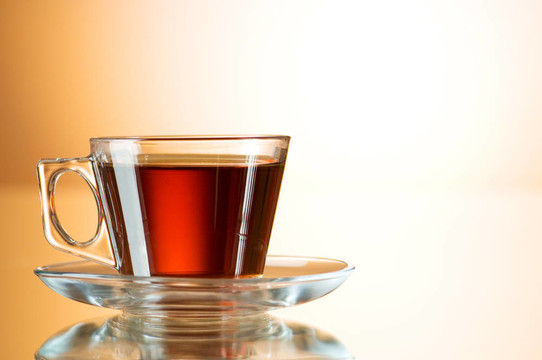 在反射面上的一杯茶